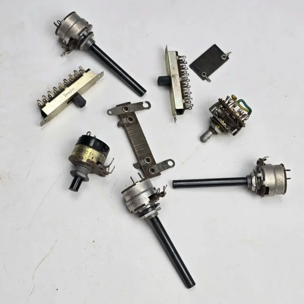 Surtido de potenciómetros y controles electrónicos vintage. by Remates Narvaja