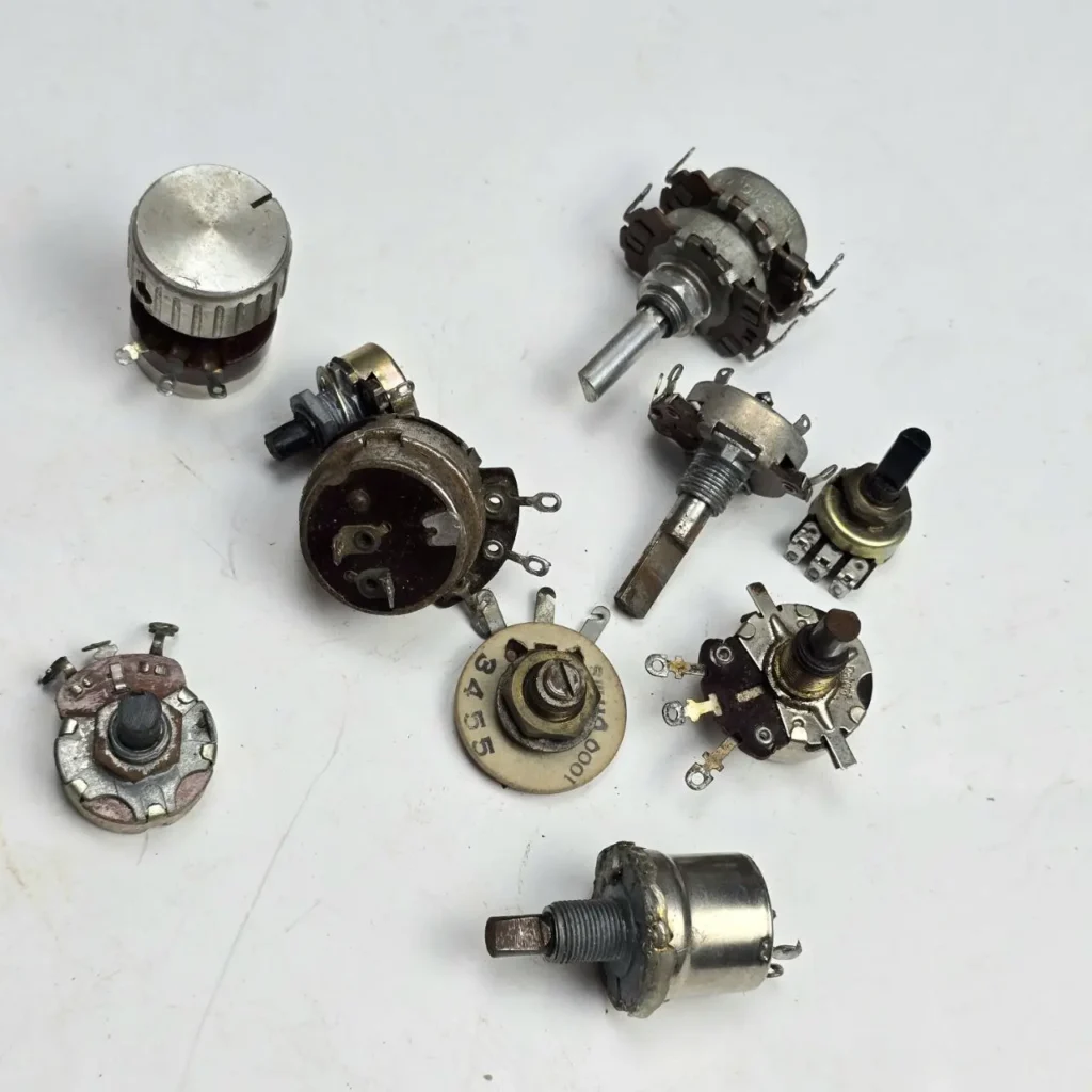 Surtido de potenciómetros vintage, componentes electrónicos. by Remates Narvaja