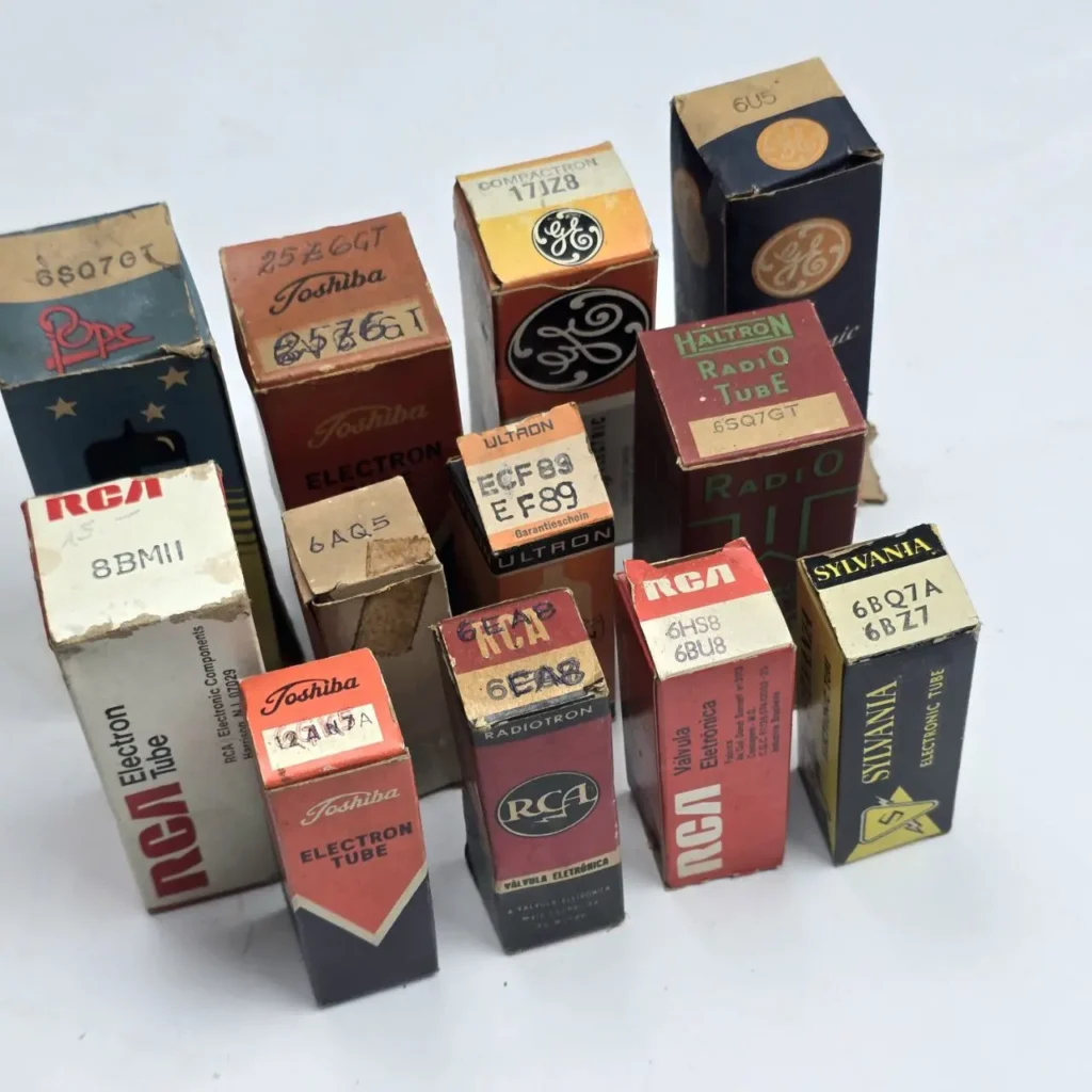 Colección de cajas de tubos electrónicos vintage de RCA, Toshiba, GE y Sylvania. by Remates Narvaja