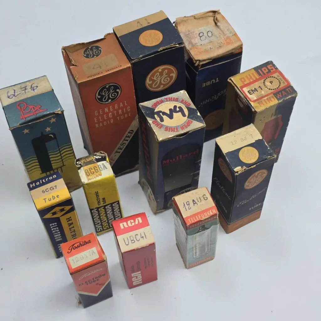 Colección de cajas de tubos de vacío vintage de marcas como General Electric, Mullard, Philips y RCA. by Remates Narvaja