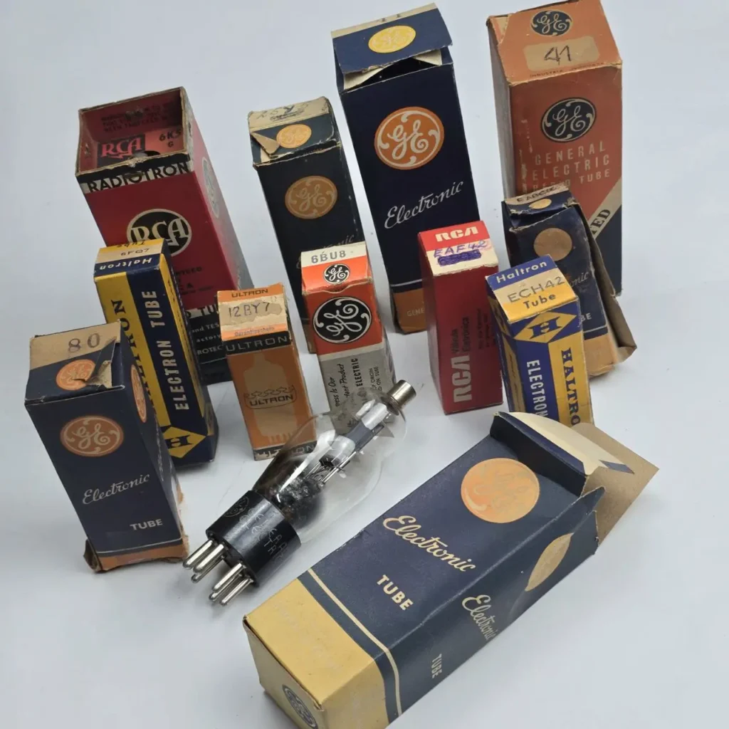 Colección de tubos electrónicos vintage en sus cajas originales de marcas como GE, RCA, Haltron y Ultraton. by Remates Narvaja