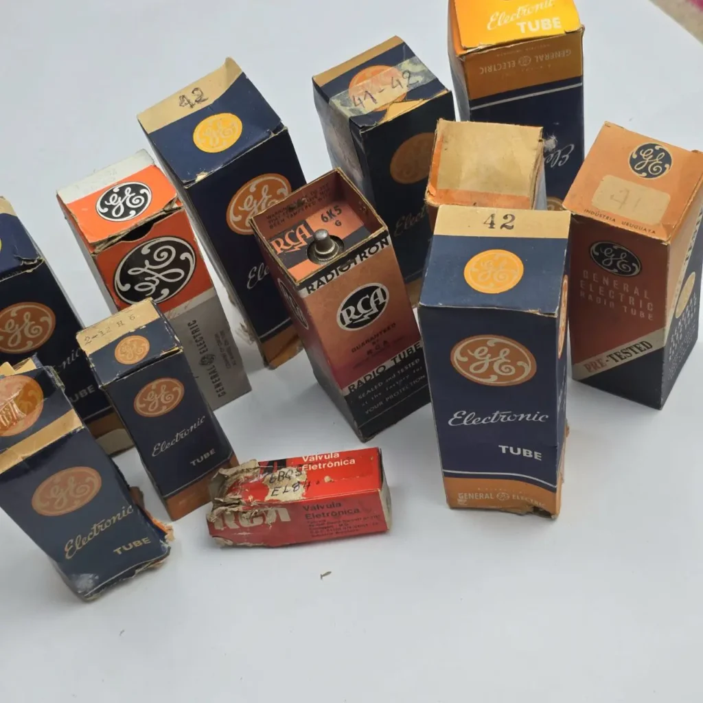 Colección de tubos de radio vintage GE y RCA en sus cajas originales. by Remates Narvaja