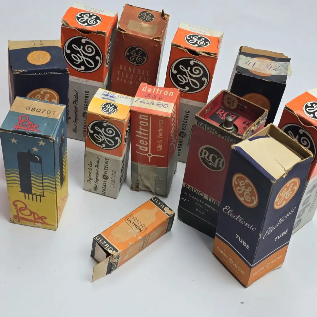Colección de cajas vintage de tubos de radio y válvulas electrónicas GE, RCA, Deltron. by Remates Narvaja