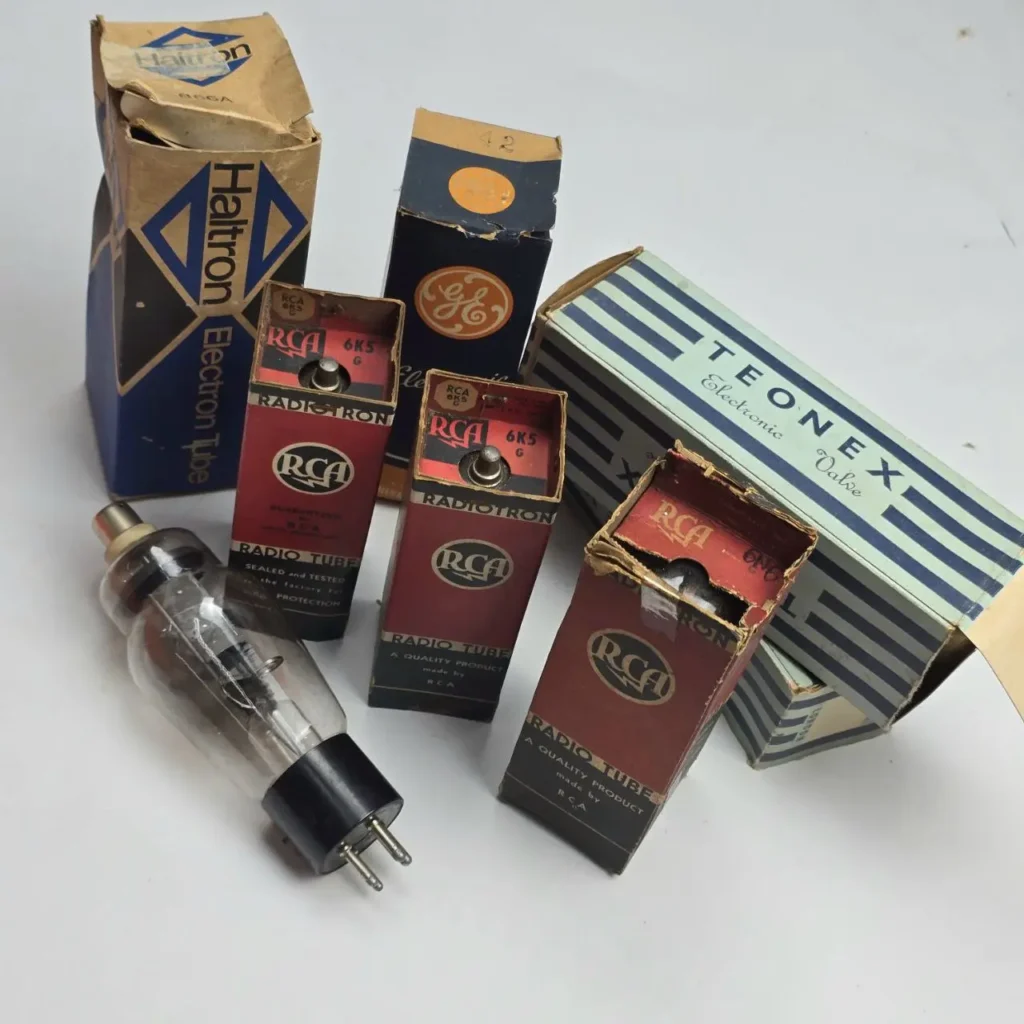 Colección de tubos de vacío vintage en sus cajas originales: RCA, Haltron, GE, Teonex. by Remates Narvaja