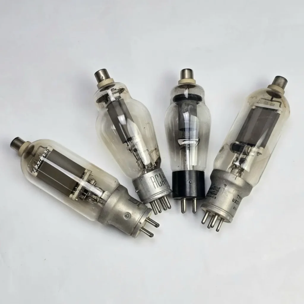 Cuatro tubos de vacío (válvulas electrónicas) vintage de cristal, algunos con marcas como RCA. by Remates Narvaja