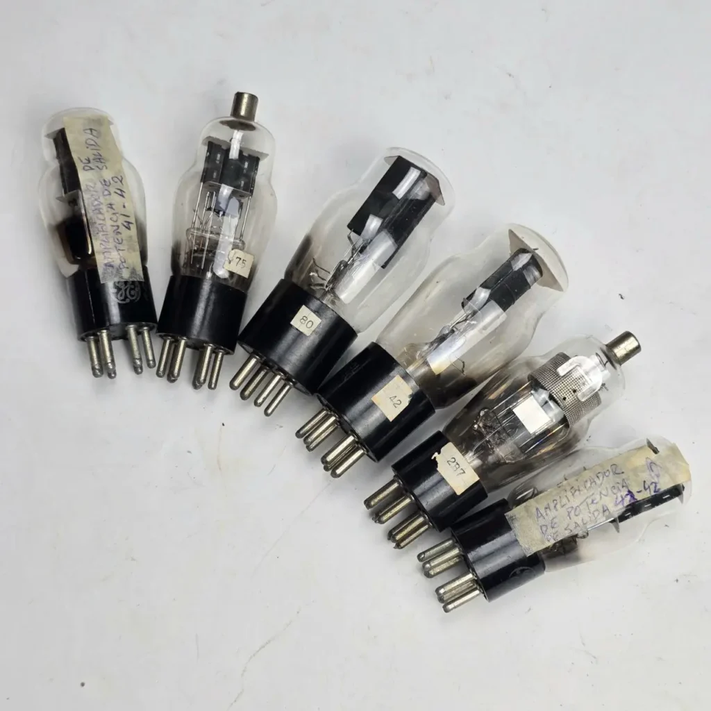 Seis válvulas de vacío vintage, incluyendo modelos para amplificadores de potencia como 41-42, 80 y by Remates Narvaja