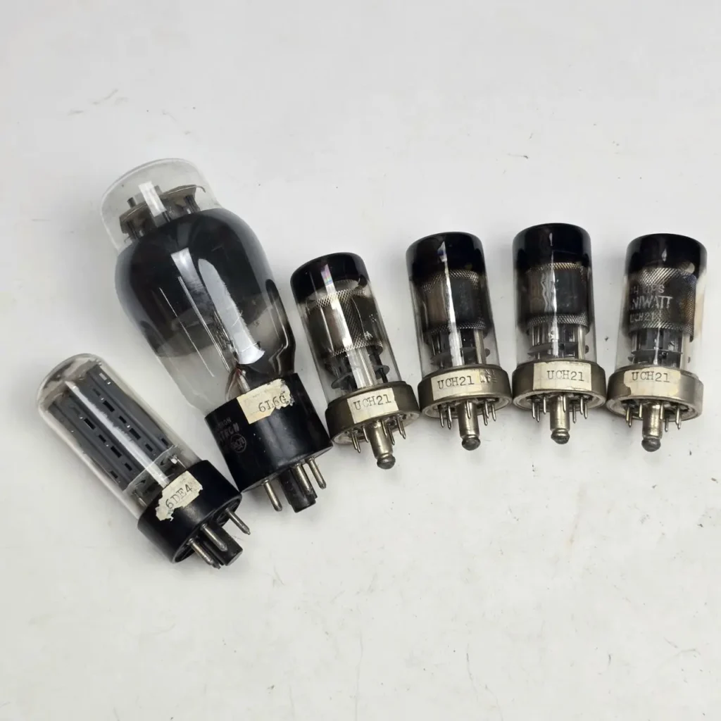 Seis tubos de vacío vintage: 6DP4, 6L6G y cuatro UCH21. by Remates Narvaja