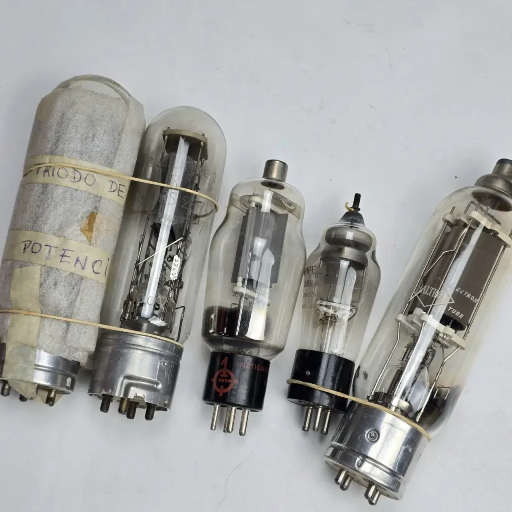 Colección de tubos de vacío vintage, incluyendo un triodo de potencia. by Remates Narvaja