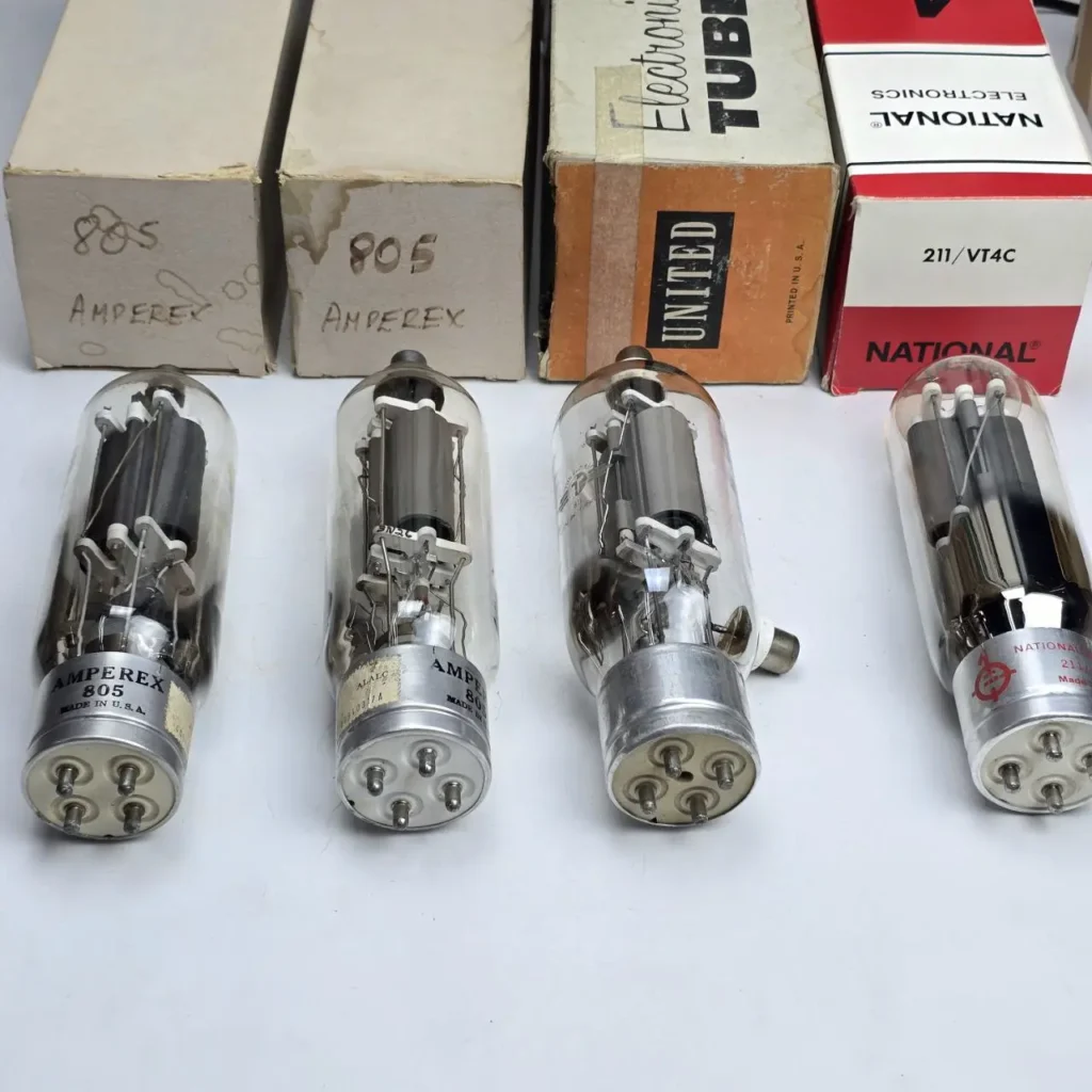 Cuatro tubos de vacío electrónicos, incluyendo Amperex 805 y National 211/VT4C, con sus cajas by Remates Narvaja