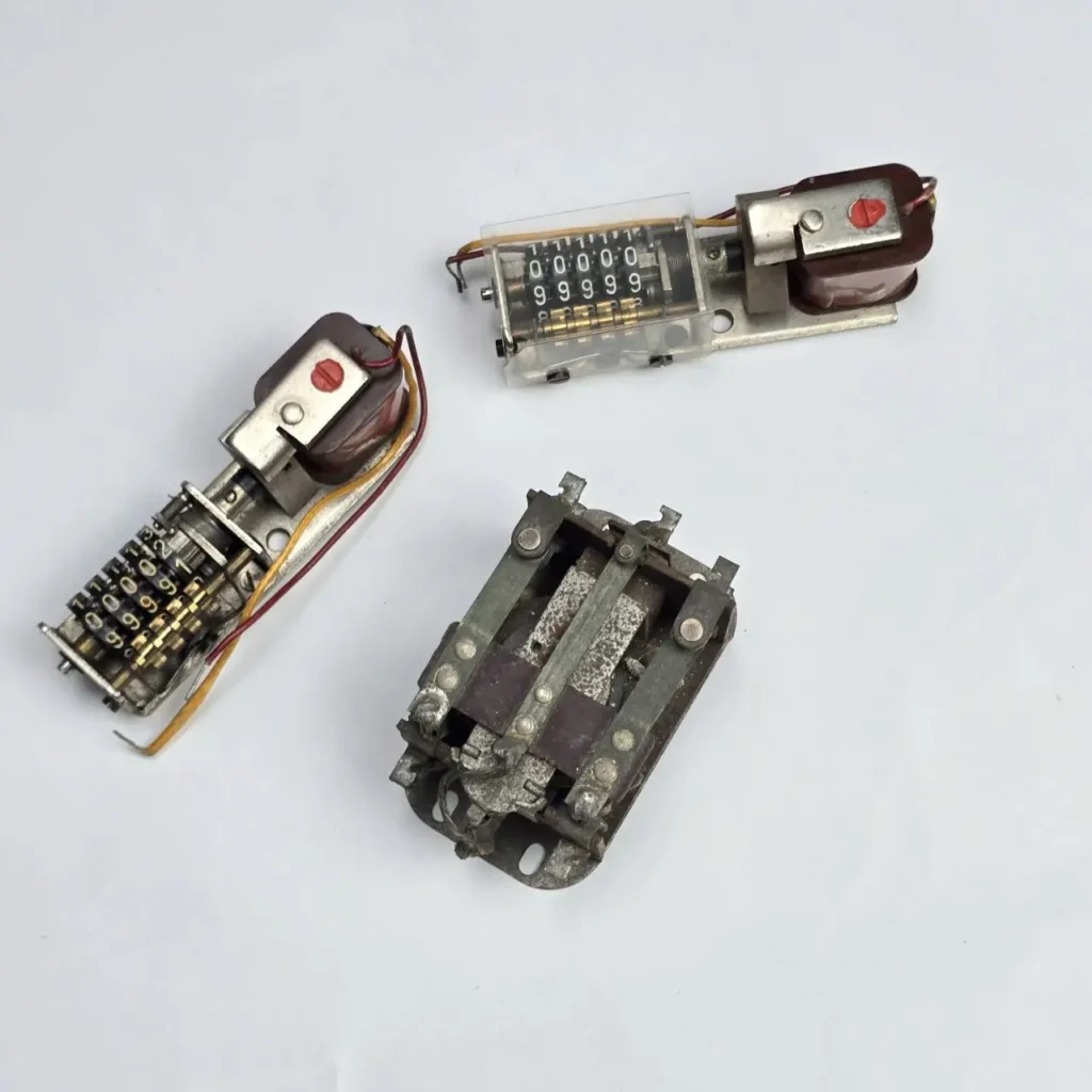 Contadores electromecánicos y relé antiguos. by Remates Narvaja