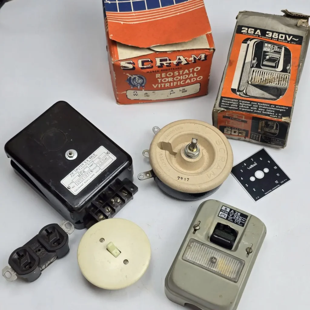 Surtido de componentes eléctricos vintage: interruptores, reostatos, disyuntores y tomas de corriente. by Remates Narvaja