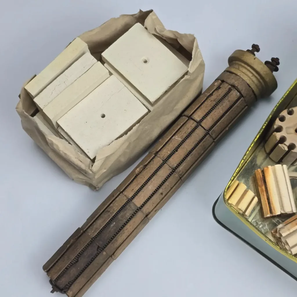 Resistencia eléctrica antigua con bloques de cerámica refractaria para horno o aislante térmico. by Remates Narvaja