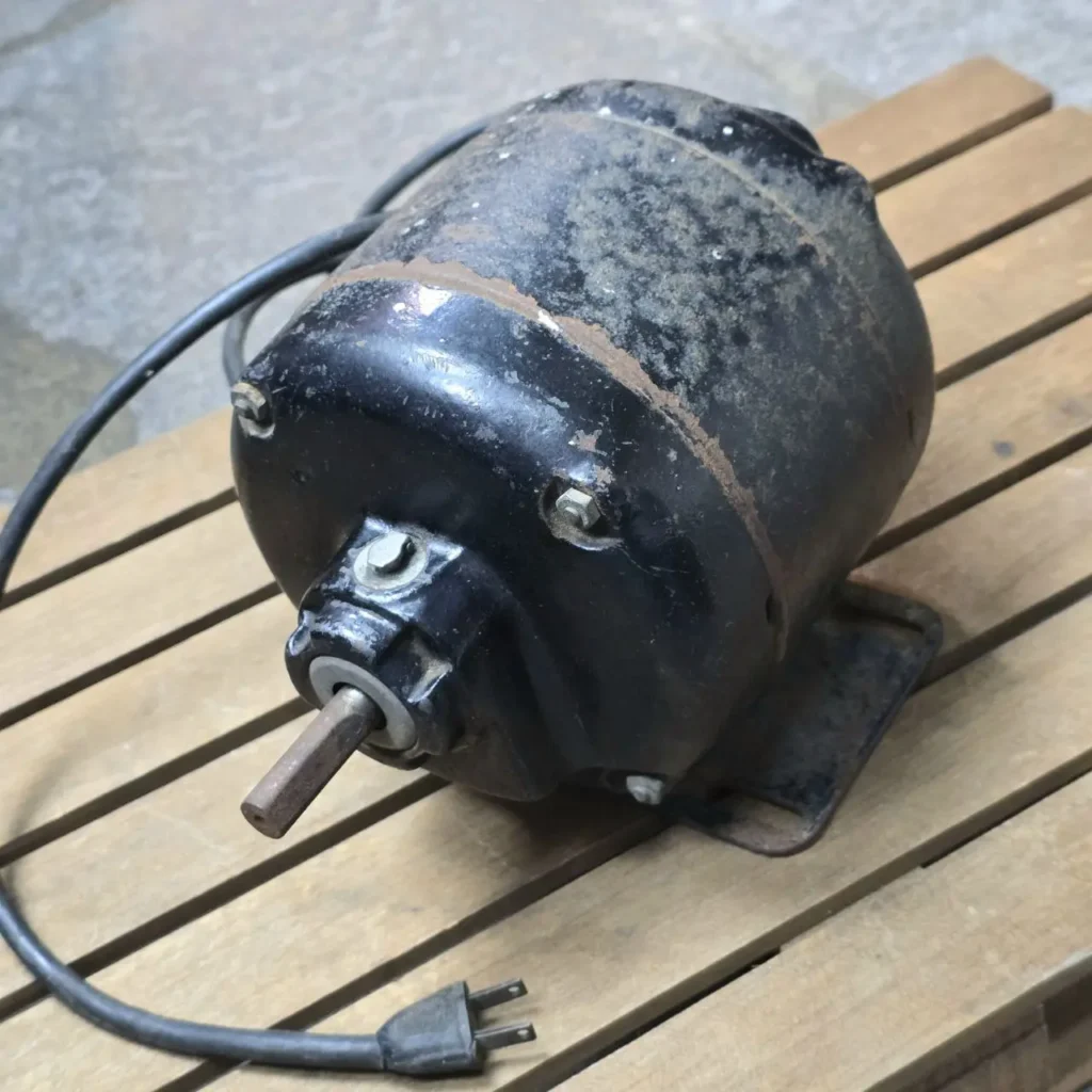 Motor eléctrico negro usado con óxido, eje y cable de alimentación con enchufe. by Remates Narvaja