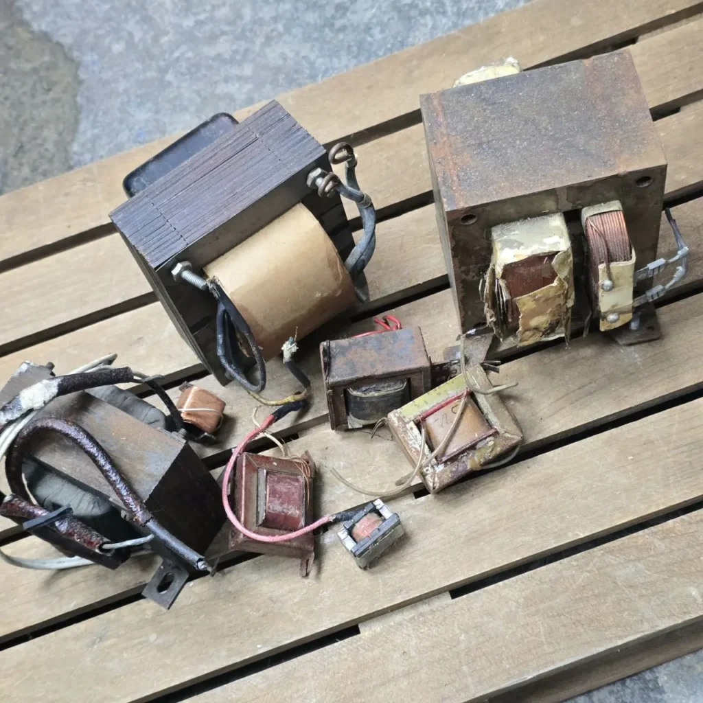 Transformadores eléctricos viejos y oxidados para chatarra. by Remates Narvaja