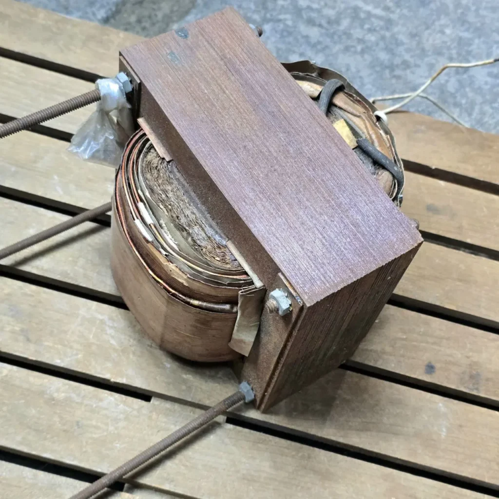 Transformador eléctrico antiguo con bobinas de cobre y cubierta de madera. by Remates Narvaja