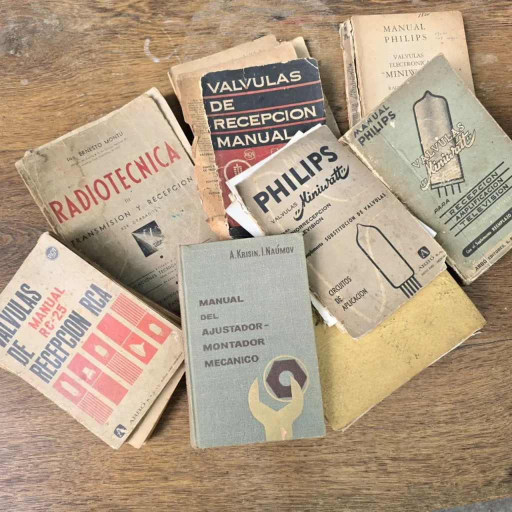 Manuales técnicos antiguos en español sobre radiotécnica, válvulas electrónicas Philips y RCA, y mecánica. by Remates Narvaja