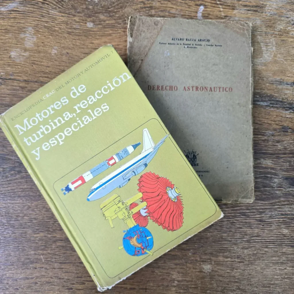 Dos libros antiguos: "Motores de turbina, reacción y especiales" con ilustraciones de avión y cohete, y "Derecho Astronáutico", sobre by Remates Narvaja