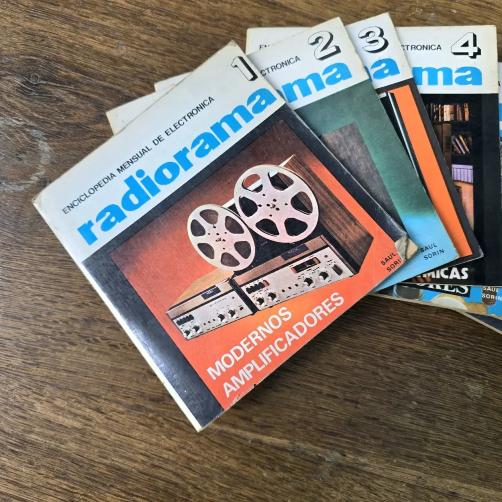 Pila de enciclopedias mensuales de electrónica Radiorama vintage sobre madera, con la portada mostrando un grabador de cinta y el título by Remates Narvaja