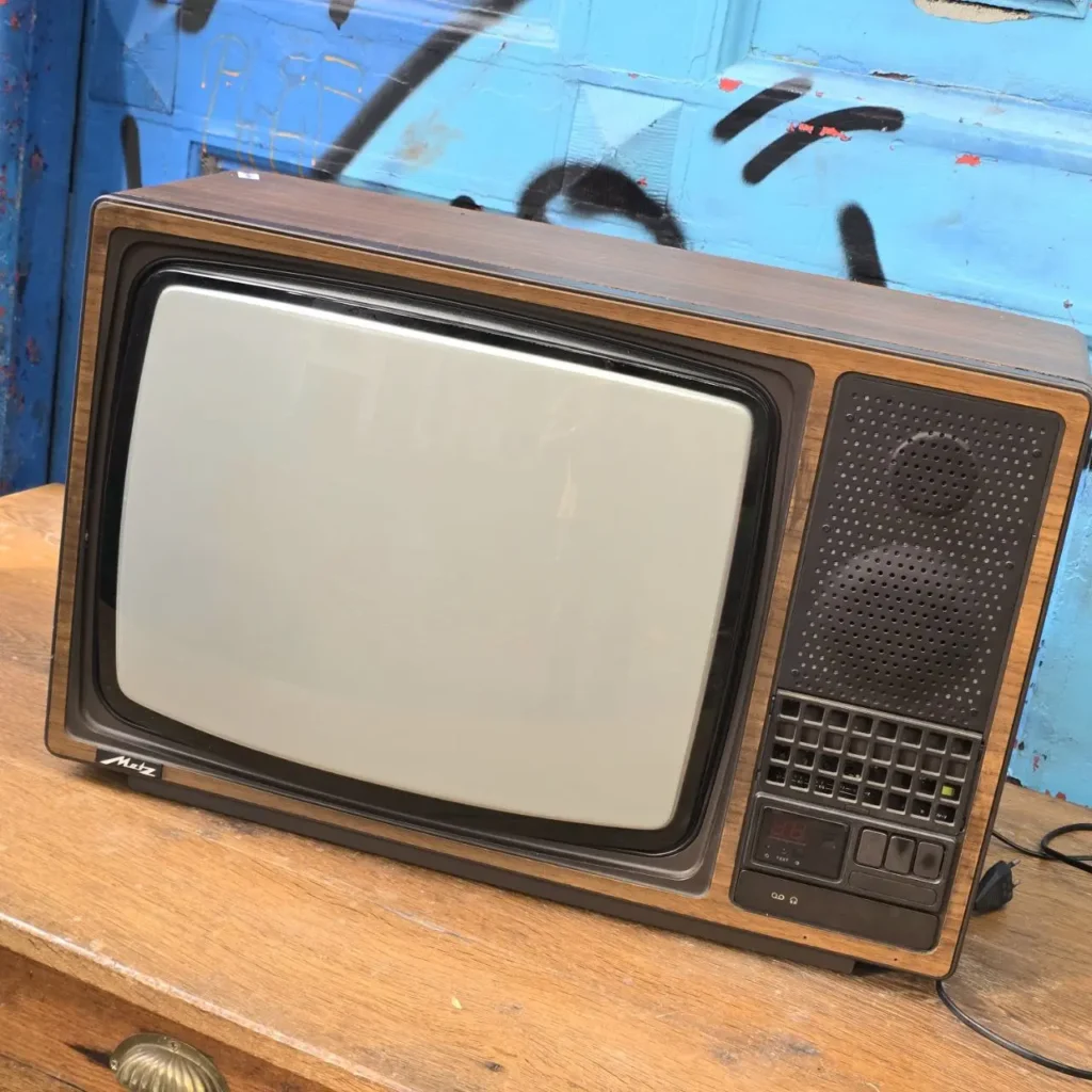Televisor vintage Metz con carcasa de madera y controles retro. by Remates Narvaja