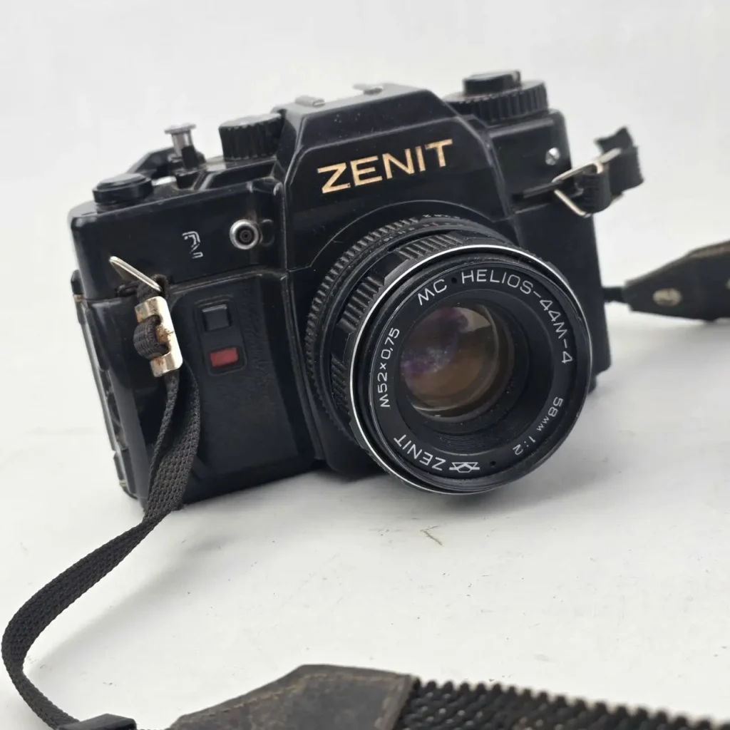 Cámara réflex clásica Zenit negra con objetivo Helios-44M-4. by Remates Narvaja