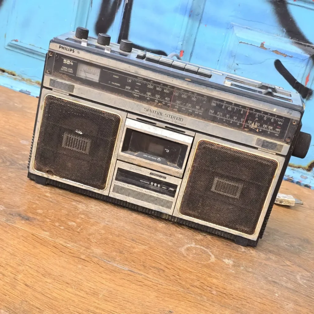 Radiocassette Philips 584 Spatial Stereo vintage sobre madera. by Remates Narvaja