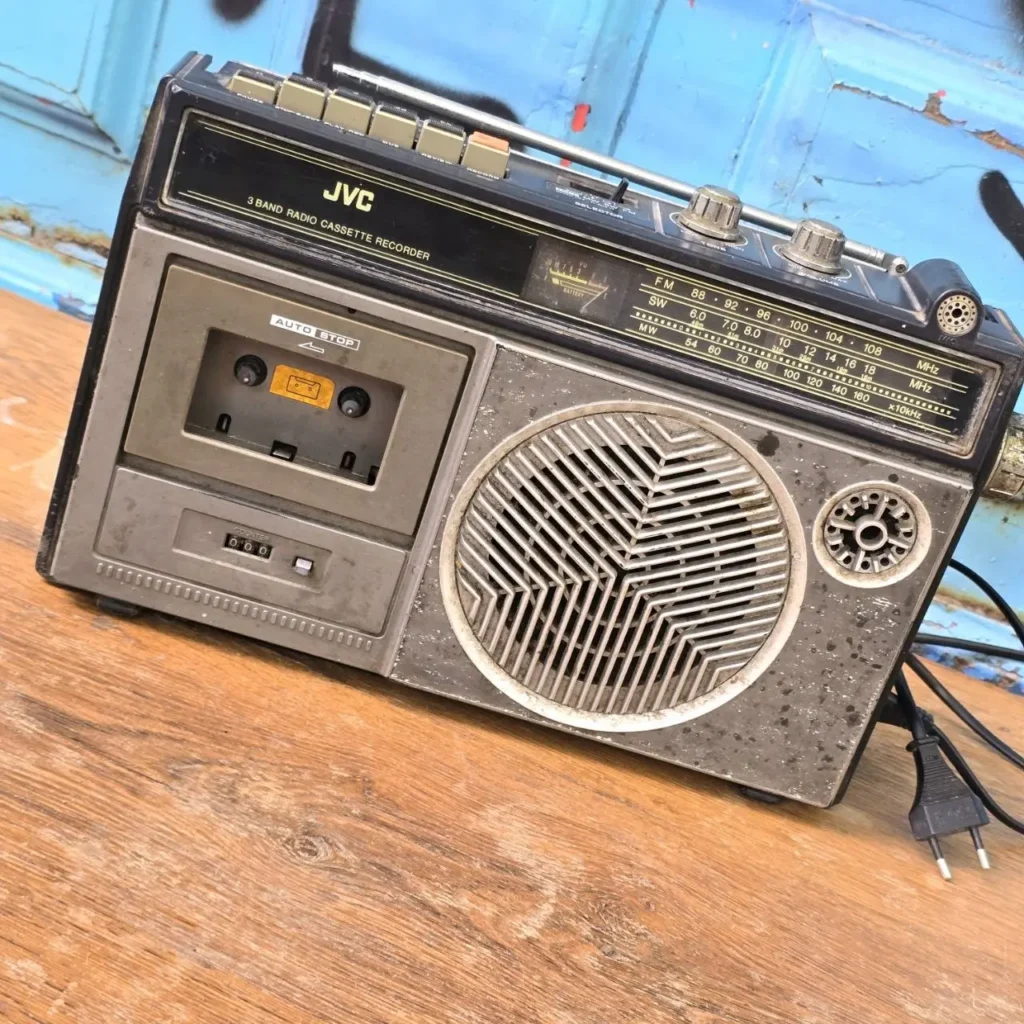 JVC 3 band radio cassette recorder vintage sobre madera. by Remates Narvaja