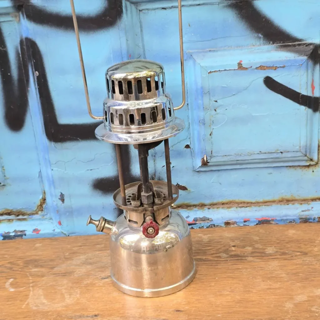 Linterna de presión vintage Optimus 930 de metal sobre madera. by Remates Narvaja