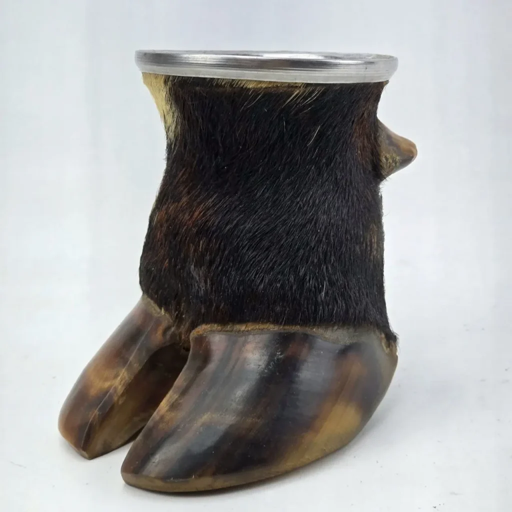 Vaso de pezuña de animal con pelo y borde metálico. by Remates Narvaja