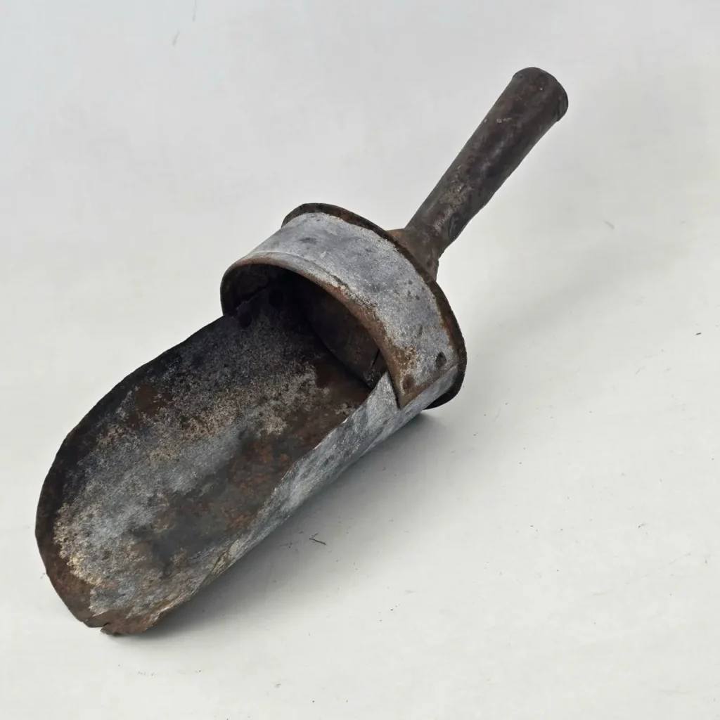 Pala de metal antigua y oxidada." by Remates Narvaja