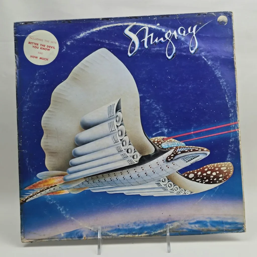 Portada de álbum de vinilo vintage de Stingray con una nave espacial futurista de mantarraya volando en el espacio, incluyendo los éxitos " by Remates Narvaja