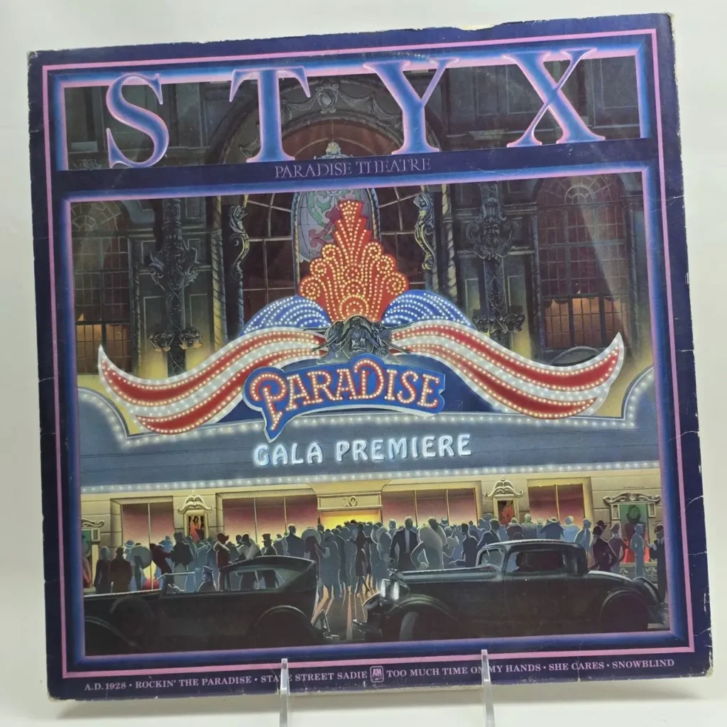 Portada del álbum Styx Paradise Theatre, mostrando un teatro iluminado con 'Paradise Gala Premiere' y gente en la entrada. by Remates Narvaja