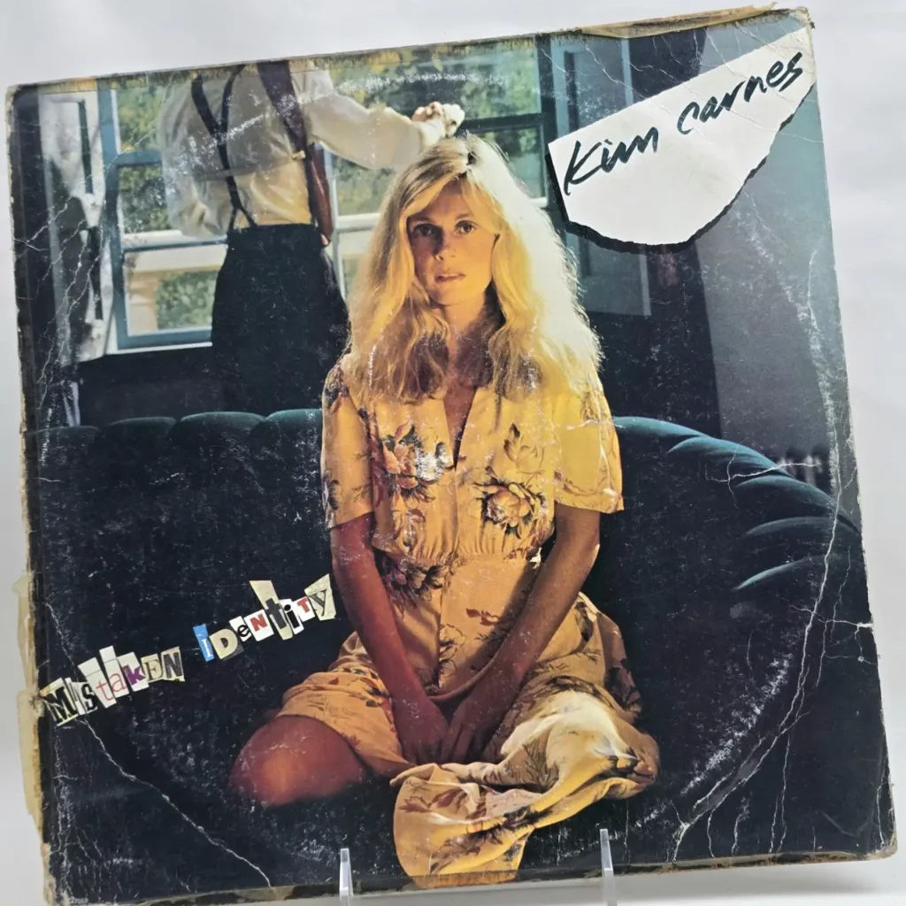 Kim Carnes Mistaken Identity portada del álbum con mujer en vestido floral. by Remates Narvaja
