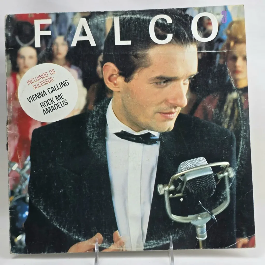 Portada del álbum de Falco con el artista en esmoquin y micrófono, destacando las canciones Vienna Calling y Rock Me Amadeus. by Remates Narvaja