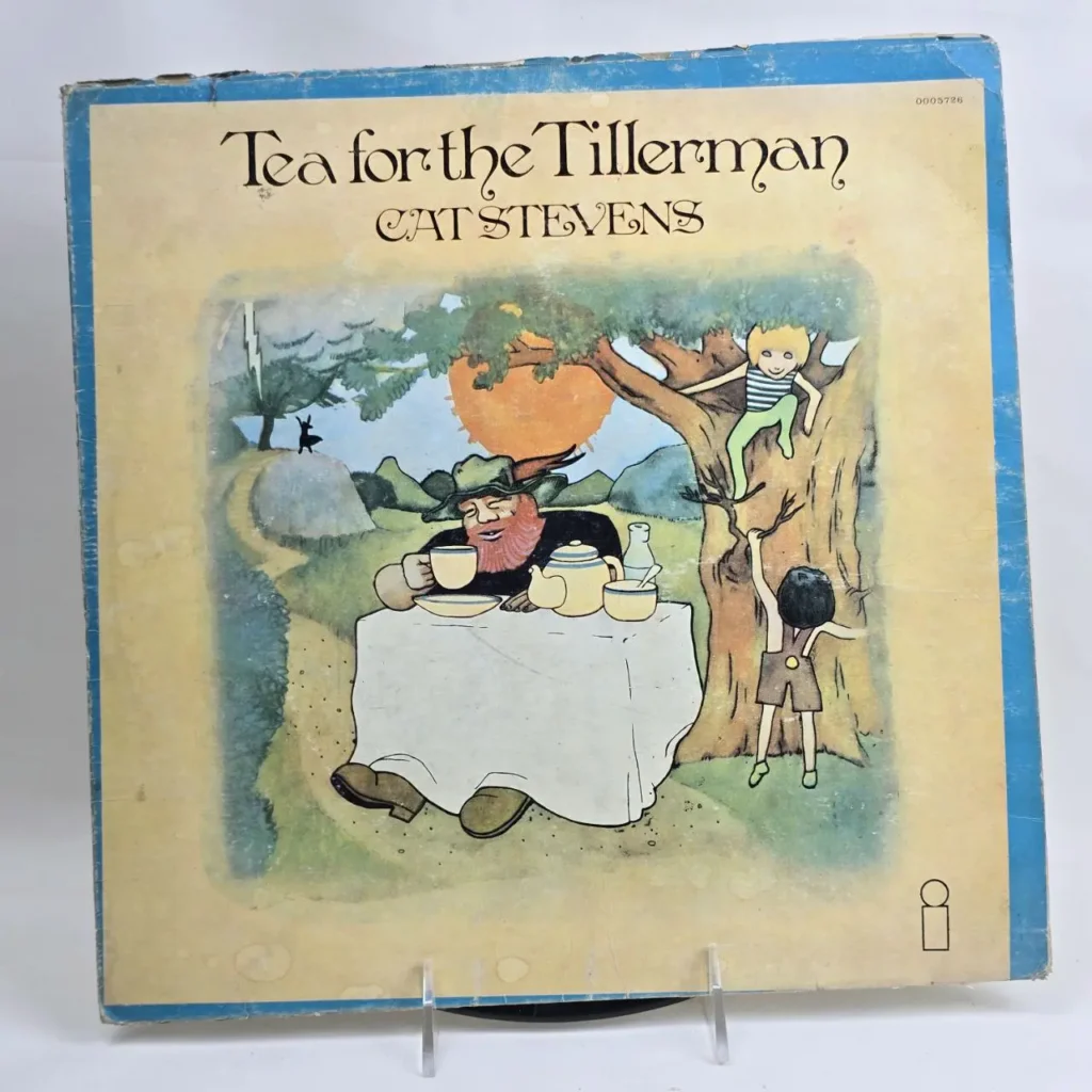 Cubierta del álbum "Tea for the Tillerman" de Cat Stevens, con ilustración de un hombre bebiendo té y niños jugando. by Remates Narvaja