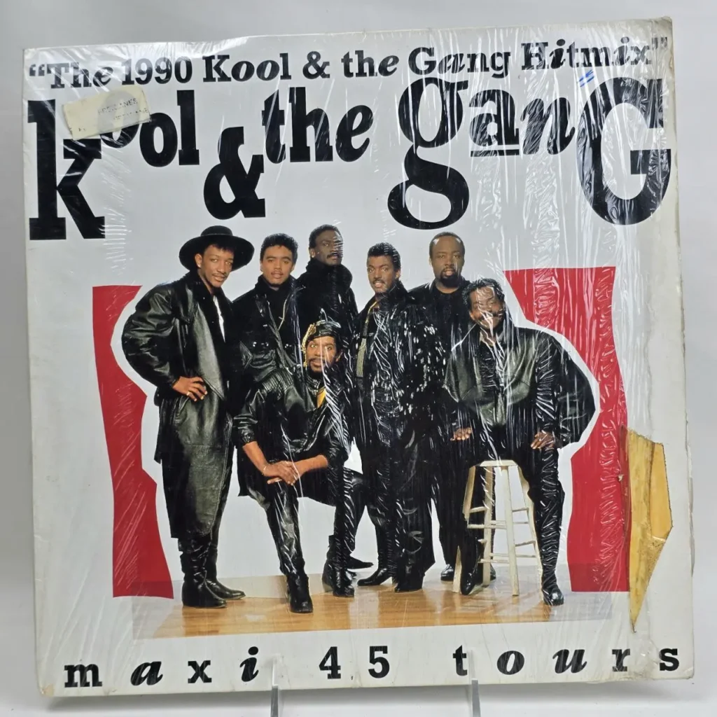 Portada de vinilo Kool & the Gang The 1990 Hitmix maxi 45 tours con la banda en trajes negros. by Remates Narvaja