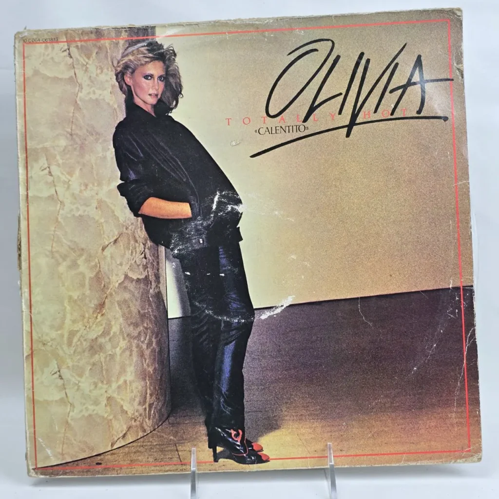 Portada de álbum de vinilo Olivia Newton-John Totally Hot, con la cantante en chaqueta de cuero. by Remates Narvaja