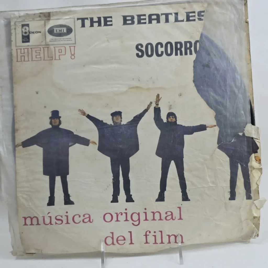 Cubierta de vinilo The Beatles Help! (Socorro) original del film, con la banda y el arte desgastado. by Remates Narvaja