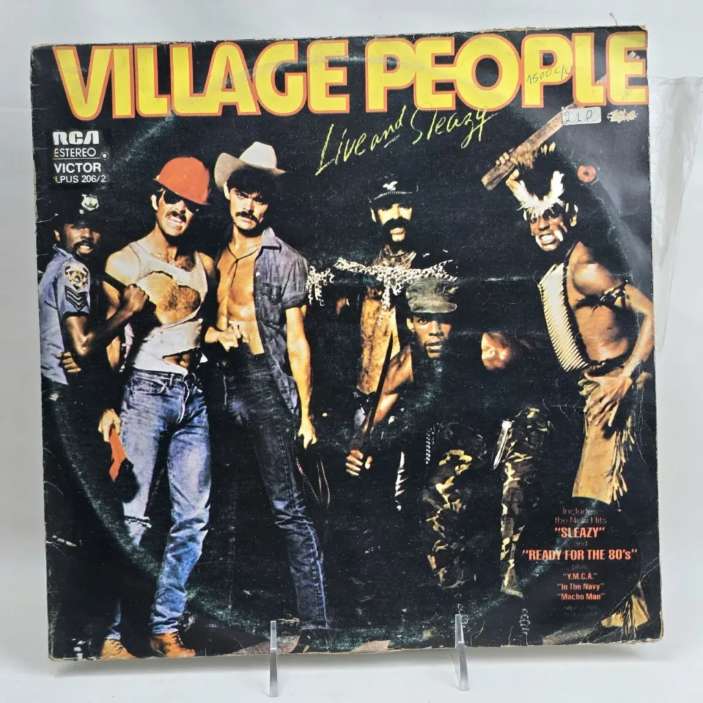 Portada del álbum "Village People Live and Sleazy" con los seis miembros de la banda disfrazados de policía, obrero, vaquero, leatherman by Remates Narvaja