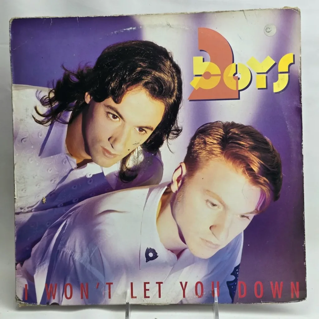 Portada del single "I Won't Let You Down" de 2 Boys, con los dos artistas en primer plano. by Remates Narvaja