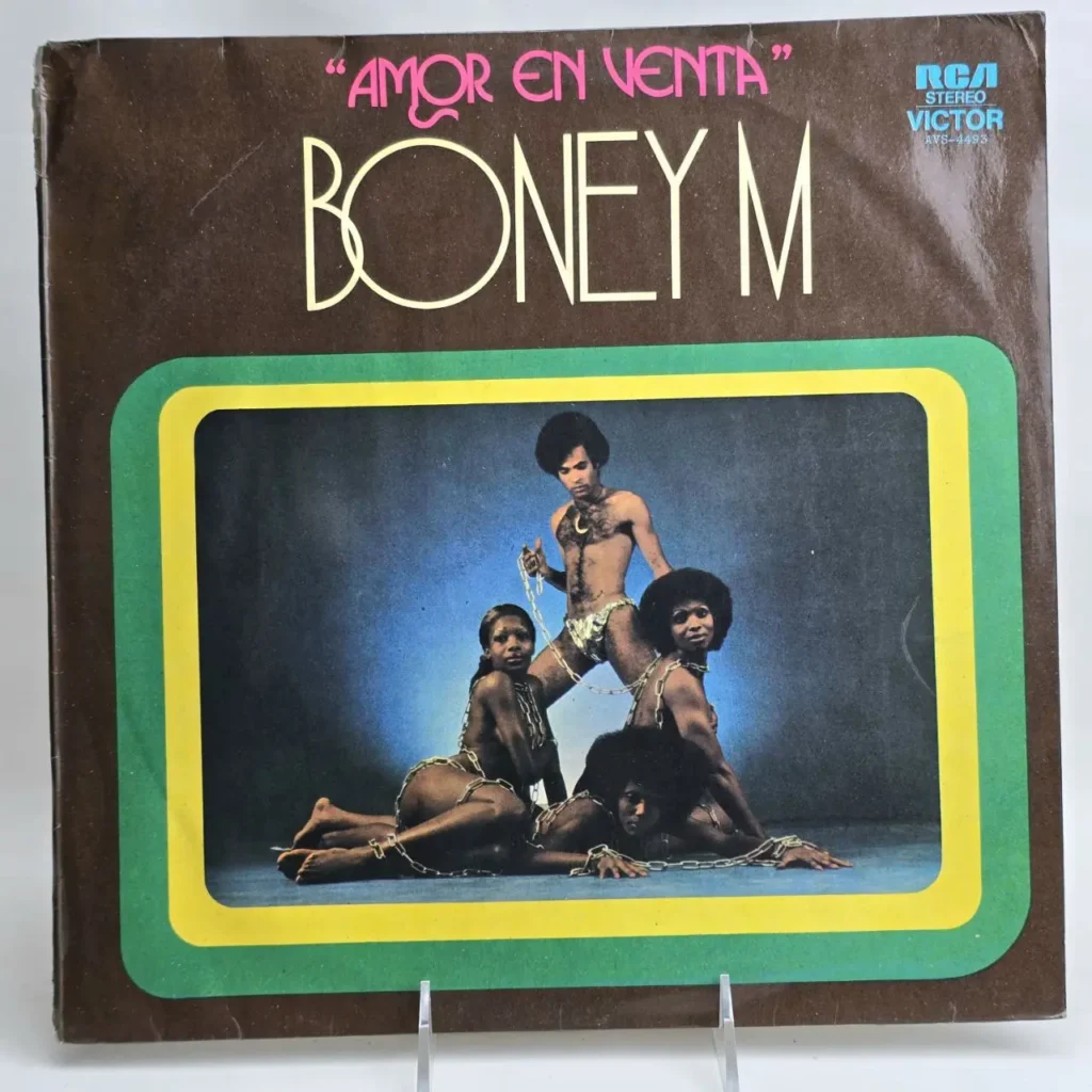Portada de álbum de vinilo Boney M. Amor en Venta con los miembros de la banda encadenados. by Remates Narvaja