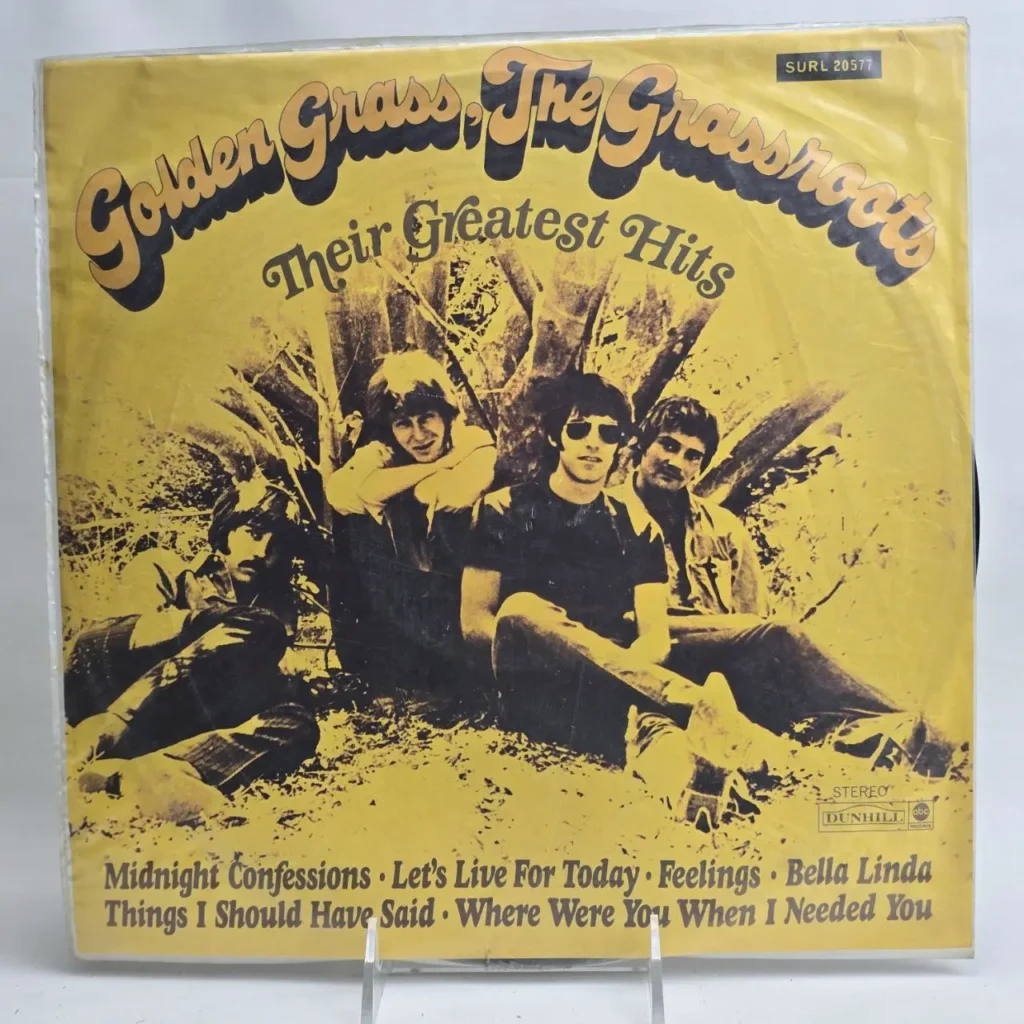 Portada del álbum de vinilo Golden Grass, The Grassroots: Their Greatest Hits, con los miembros de la banda en un diseño amarillo y negro. by Remates Narvaja