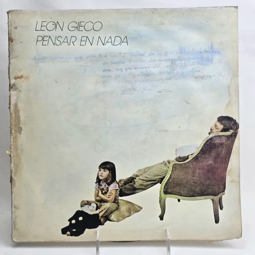 Portada del álbum "Pensar en Nada" de León Gieco con hombre en sillón y niña con muñeco, portada de vinilo vintage desgast by Remates Narvaja