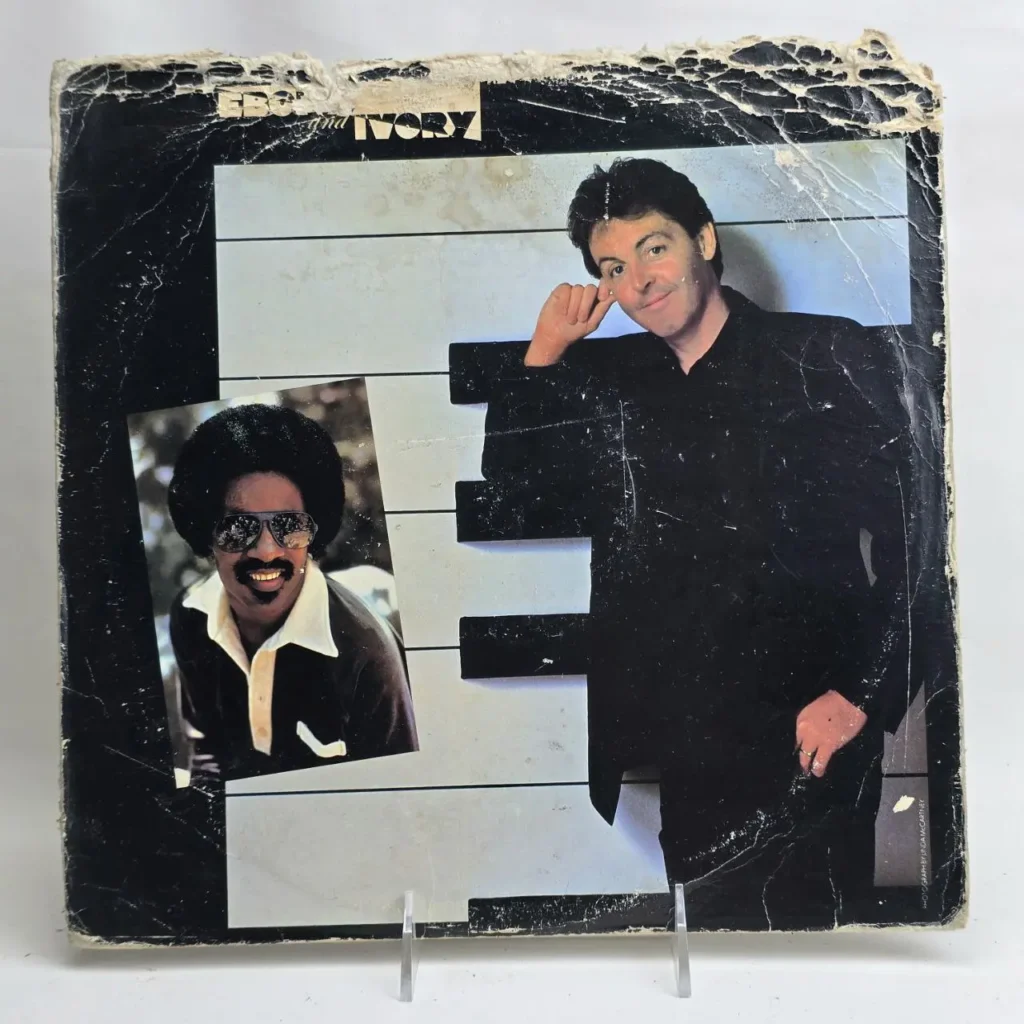 Portada de álbum de vinilo "Ebony and Ivory" con Paul McCartney y Stevie Wonder sobre un teclado de piano. by Remates Narvaja