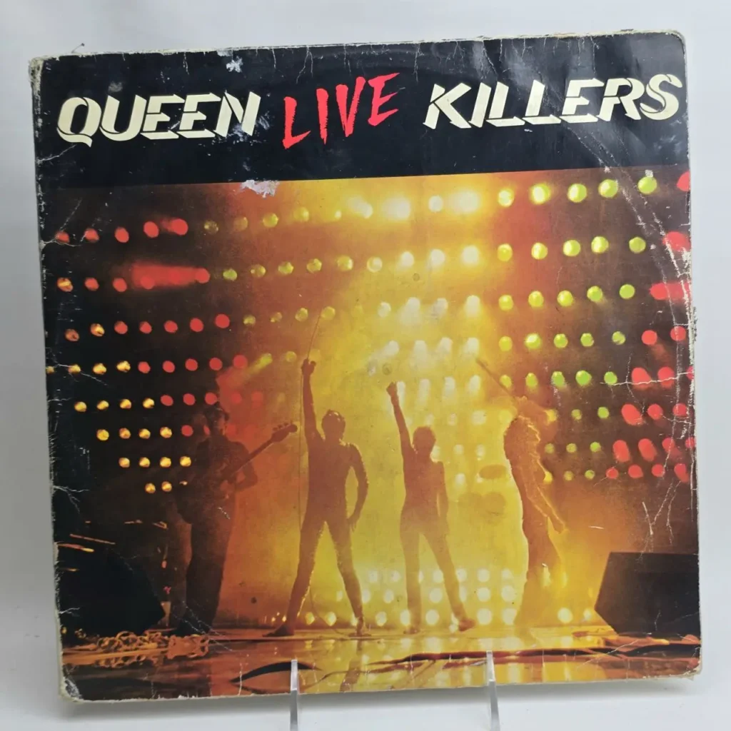 Portada del álbum de vinilo Queen Live Killers con siluetas de la banda en el escenario. by Remates Narvaja