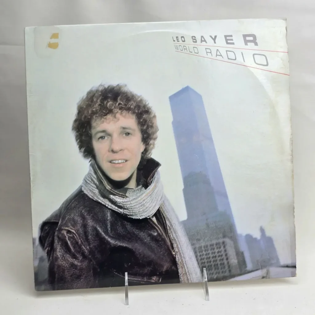 Portada del álbum 'World Radio' de Leo Sayer, con el artista. by Remates Narvaja