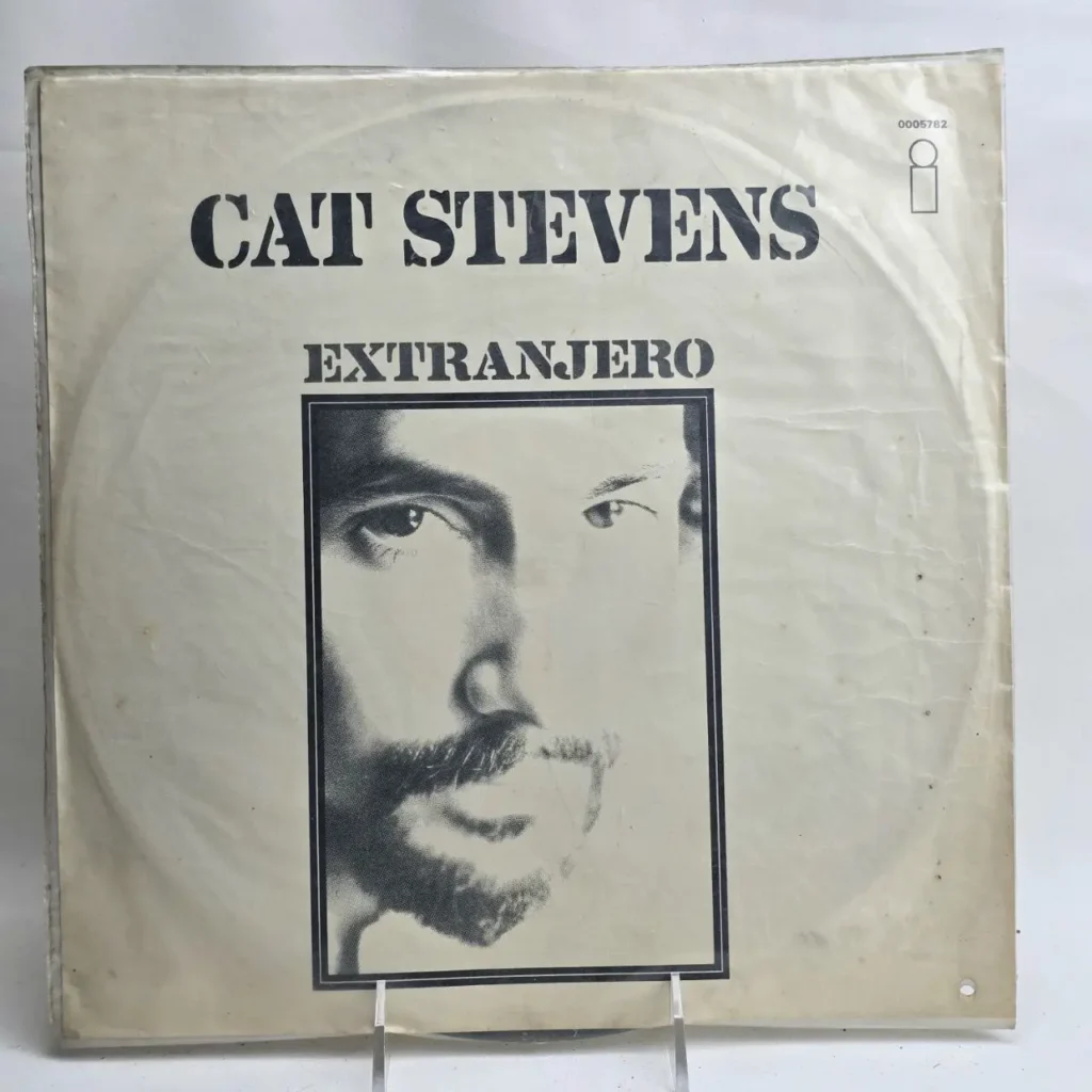 Portada de vinilo Cat Stevens Extranjero con retrato en blanco y negro del artista." by Remates Narvaja