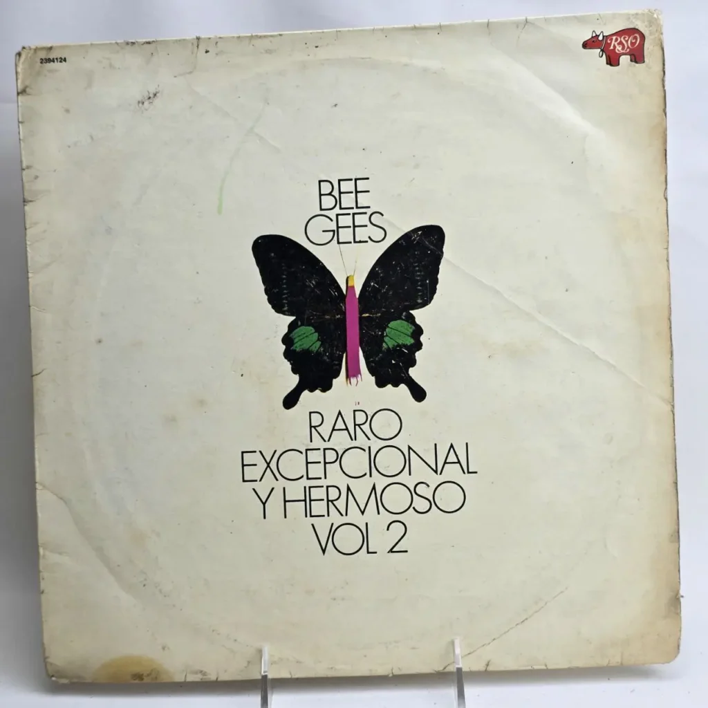Portada de vinilo Bee Gees "Raro Excepcional y Hermoso Vol 2" con mariposa negra, verde y rosa, sello R by Remates Narvaja