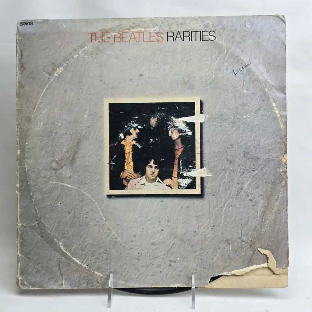 Portada de álbum de vinilo The Beatles Rarities, gris y desgastada, con foto de la banda. by Remates Narvaja