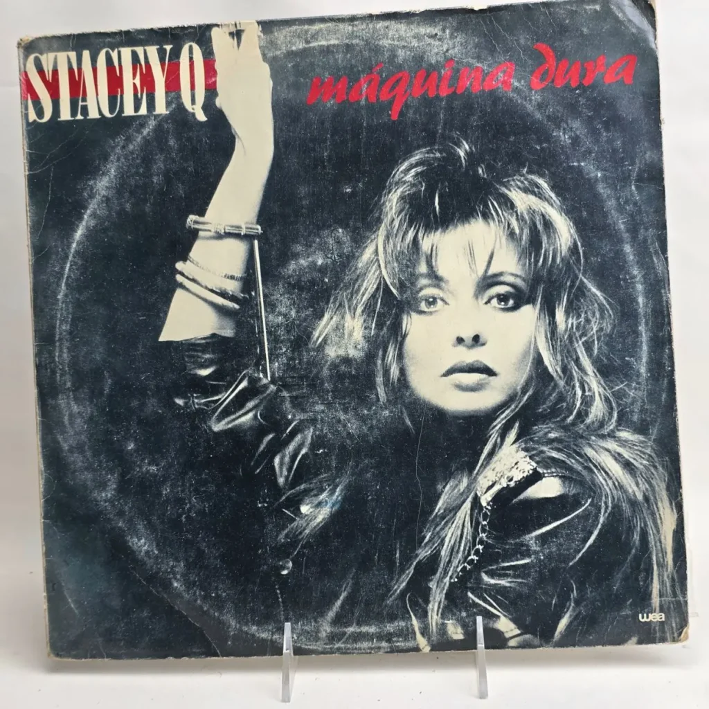 Portada del álbum Stacey Q - Máquina Dura, con la cantante de los 80 en chaqueta de cuero y cabello voluminoso. by Remates Narvaja