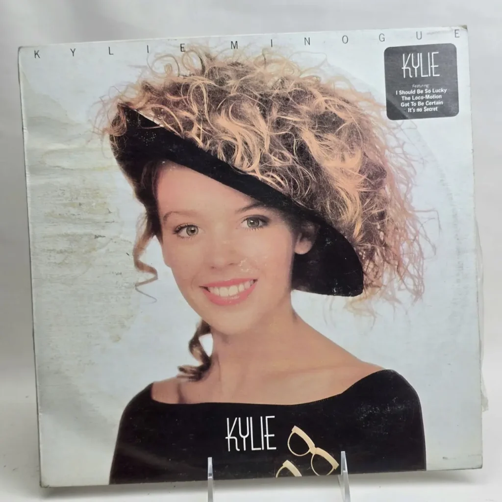 Kylie Minogue álbum de vinilo "Kylie" con la cantante sonriendo, pelo rizado y sombrero negro, incluye "I Should by Remates Narvaja